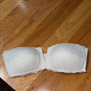 Elegant White Lace Strapless Bra